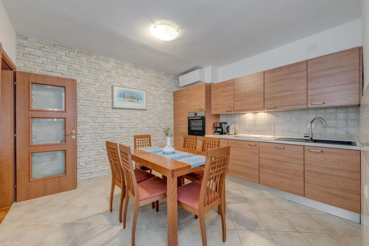 Apartmani Mirta 오미스 외부 사진